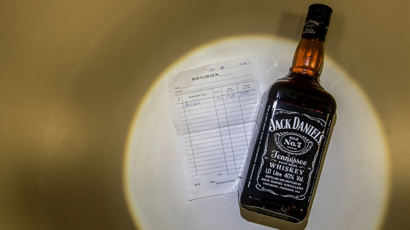 Алкохол от бутилки с етикети на Jack Daniel's и Bacardi с метанол убиха жена, друга е в кома