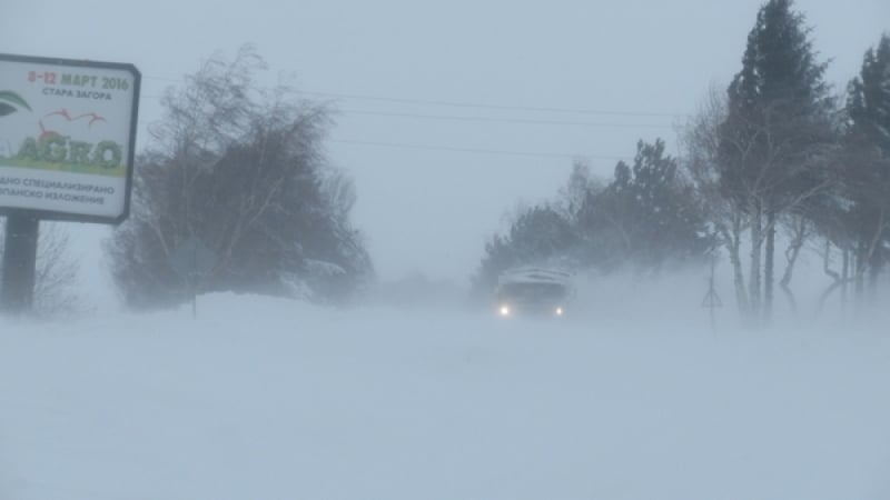 Извънредно! Затвориха Петолъчката-Бургас заради снежна буря и автомелето край Карнобат