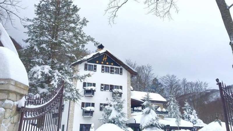 Малък хотел в Централна Италия бе затрупан от снежна лавина