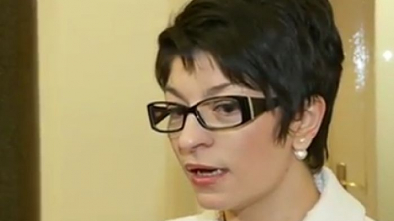 Десислава Атанасова: Радев да забрави за фуражката и козируването пред чужди държави