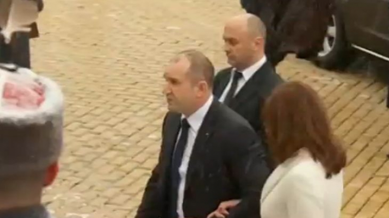 Радев и първата дама влязоха в парламента по червен килим