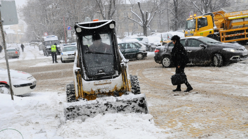 Внимание! Снегът затваря улици в София!