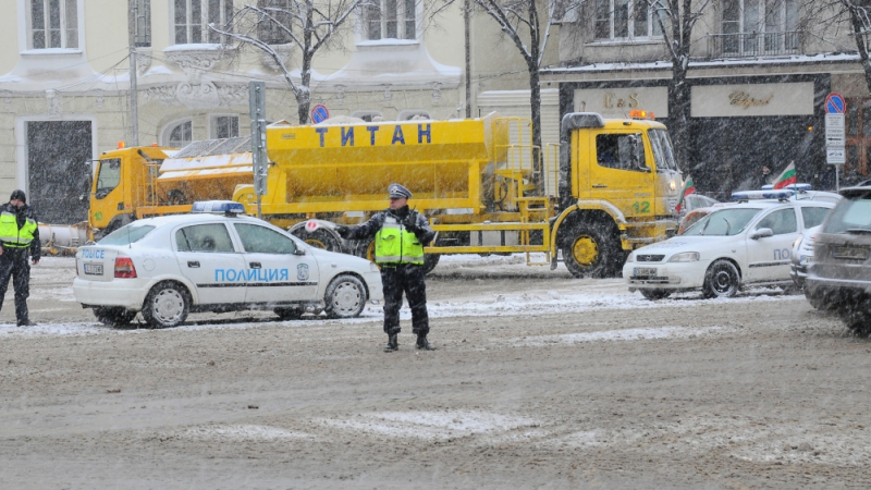 Пътна полиция изрично посочи 7 ВАЖНИ правила, които всеки шофьор трябва да спазва тази зима!  