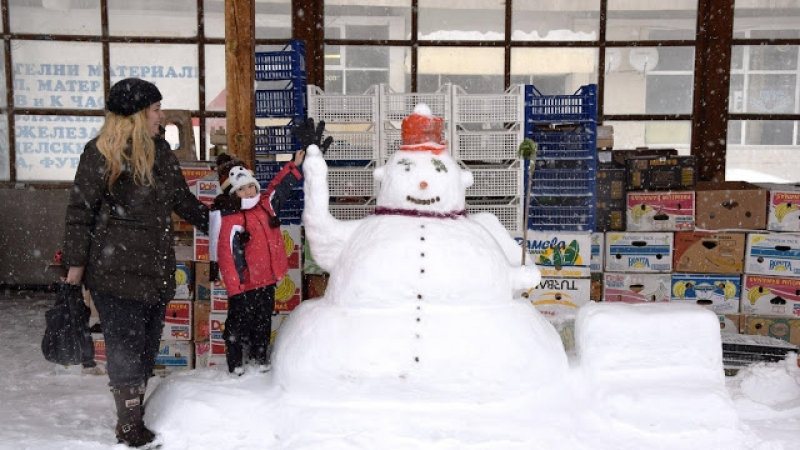 Снежен човек стана „сергиджия” на пазара в Ардино