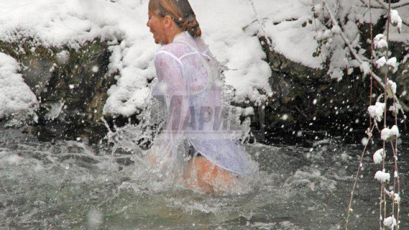 Йоги се гмурнаха голи край Пловдив при минус 3 градуса (СНИМКИ 18+)