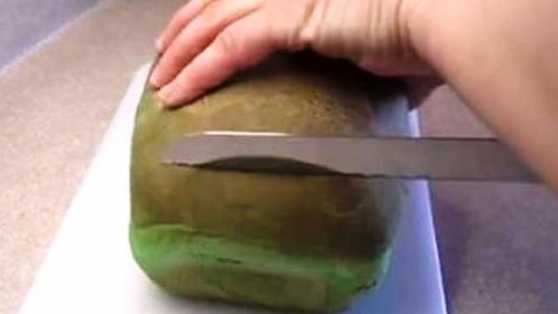 Тя наряза този зеленикав хляб, но когато видя какво има вътре ахна! Ще го направите и вие (ВИДЕО)
