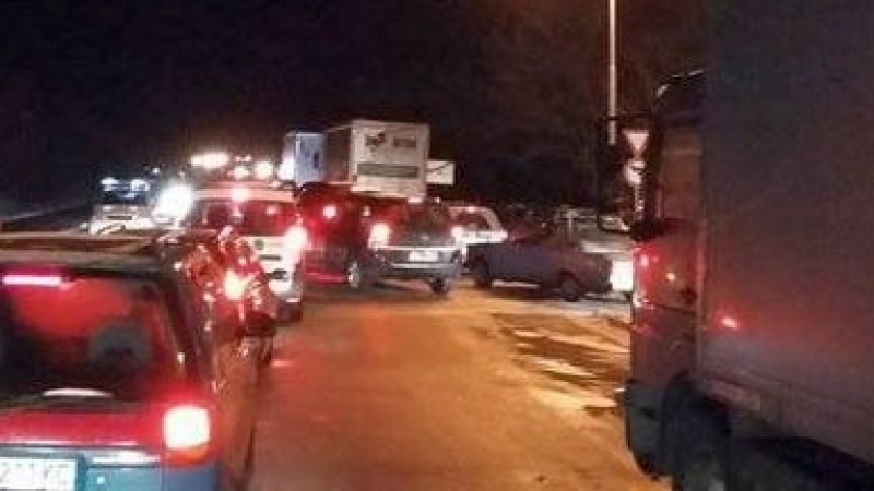 Става страшно! Стотици блокирани в километрична опашка на пътя Бургас-Айтос (СНИМКА)