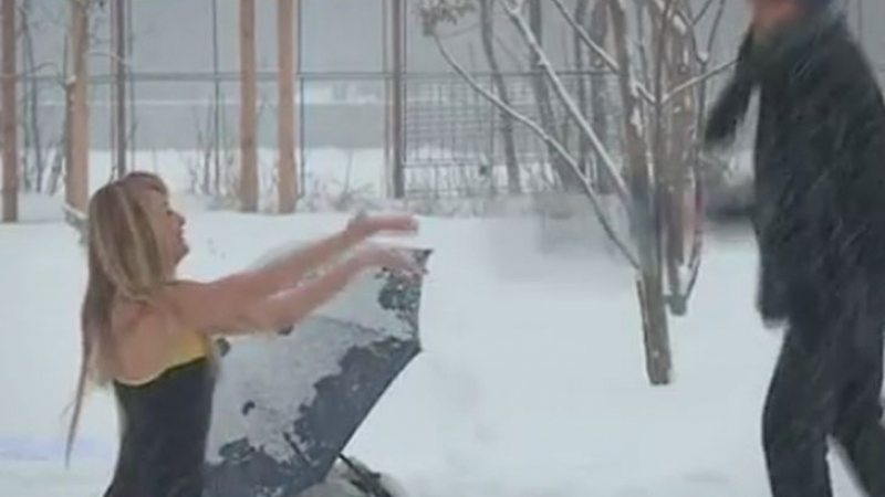 Пълен шаш! Какво прави тази руса пловдивчанка по бански в снега? (ВИДЕО)