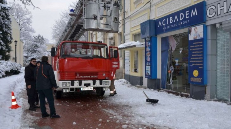 В Пловдив се борят с ледени висулки-убийци (СНИМКИ)
