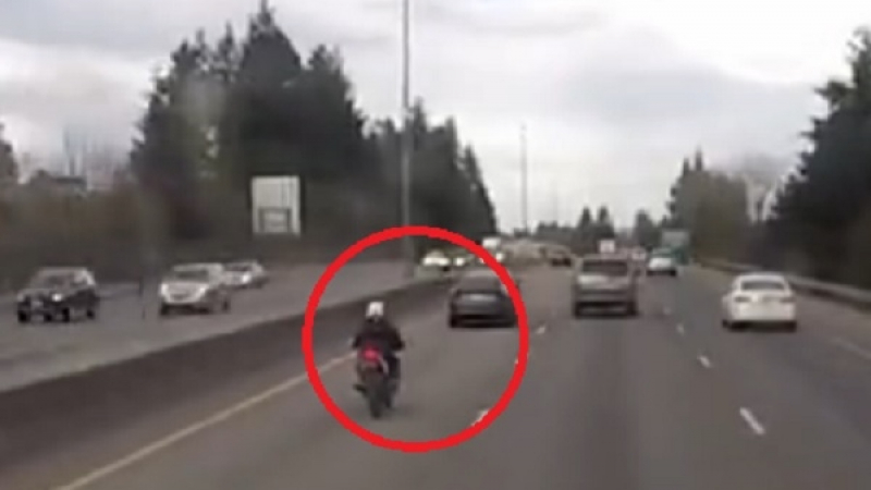 Мотоциклетист се надъни в кола, последствията са смайващи (ВИДЕО) 