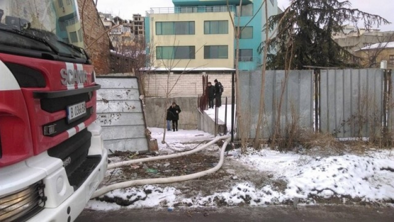 Извънредно от Варна! Жестоко престъпление на ул. "Девня", полицията изпомпва вода от шахта! (СНИМКИ)