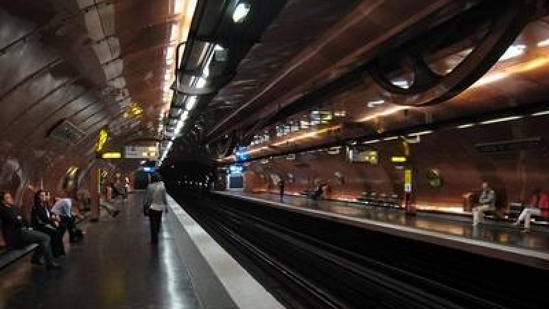 Нов ужас в Париж! Мъж е нападал с нож пътници в метрото и жп гара