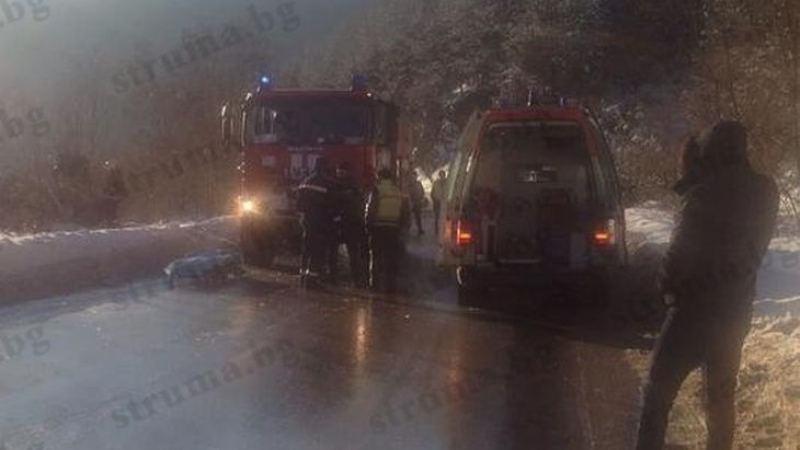 Тежка катастрофа в Конявската планина! Пожарникари режат ламарини, за да извадят затиснат шофьор, има още 4-ма ранени (СНИМКИ)