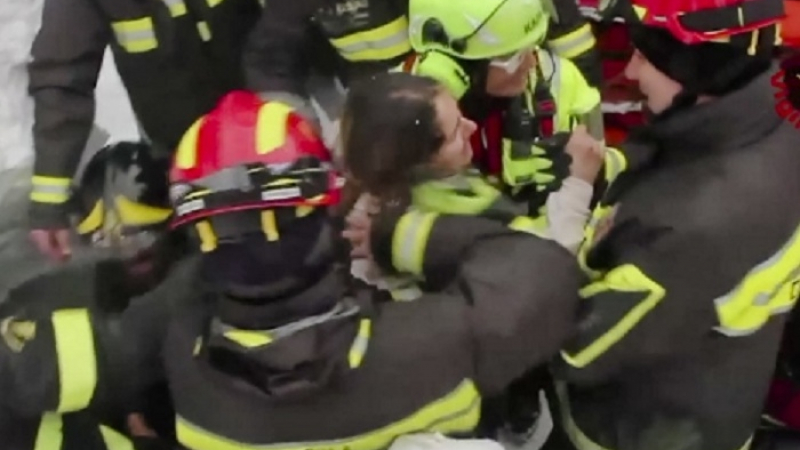РИА Новости: Тринадесет оцелели са открили спасителите в ударения от лавина хотел в Италия