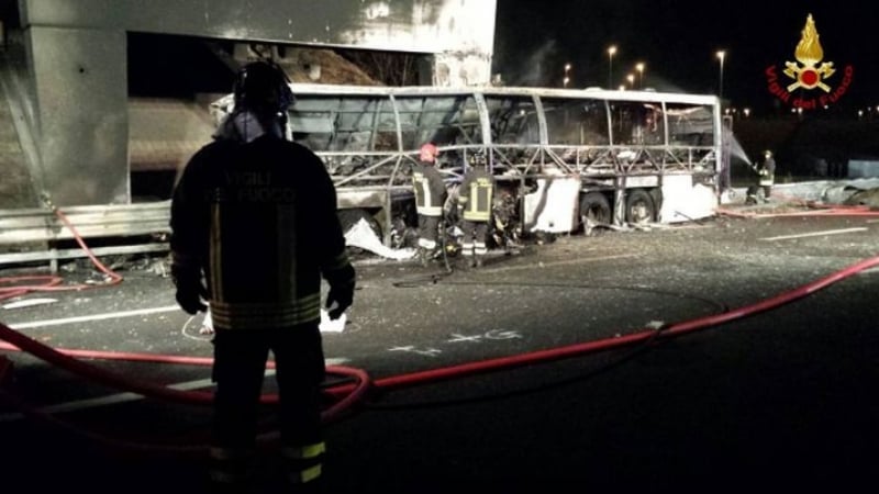 Първи СНИМКИ от жестоката трагедия с унгарски автобус и тийнейджъри в Италия