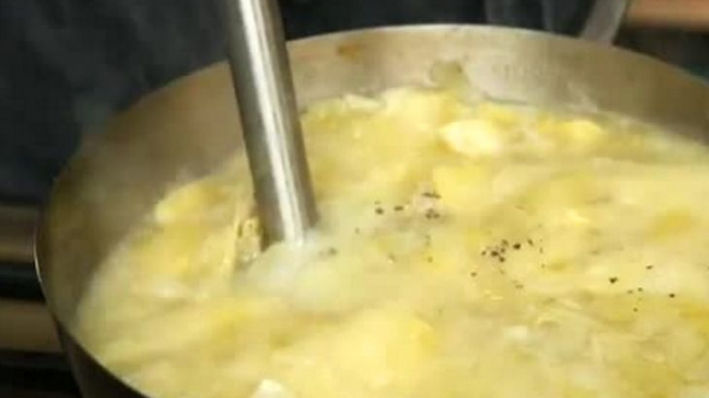 Бърза картофена крем супа с два вида сметана за почивния ден (ВИДЕО)