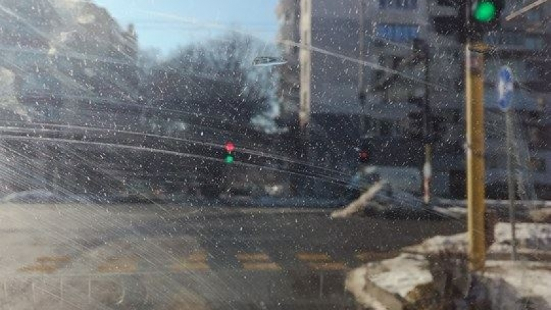 Опасен светофар обърква движението във Варна! Ето къде се намира (СНИМКА)