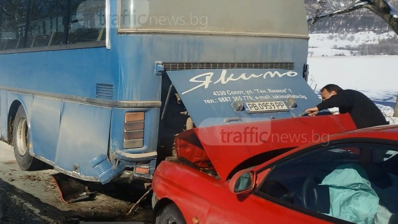 Автобус с над 20 работници катастрофира край Сопот (ВИДЕО)