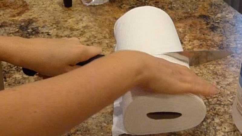 Тя сряза руло домакинска хартия на две части и направи от него нещо, което би помогнало на всяка домакиня! (СНИМКИ)