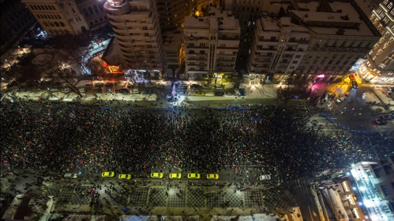 Готви ли се майдан в Румъния? Улиците в Букурещ почерняха от хора, хиляди излязоха на протест (СНИМКИ)