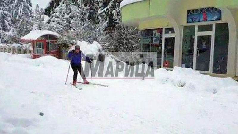 Търговка пътува със ски до магазините си в Смолян (СНИМКА)
