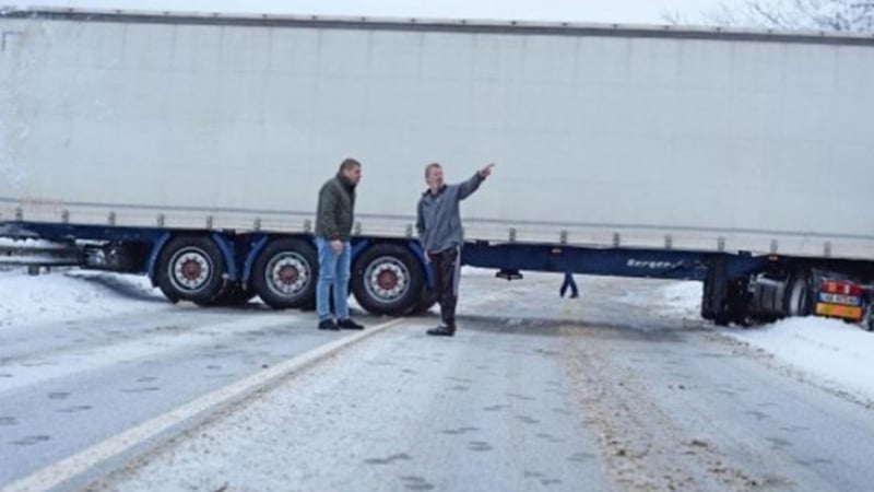 Инкасо автомобил с голяма сума се размаза в ТИР във Врачанско, 2 часа полиция пази парите