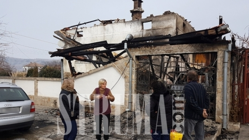 Адът на семейство Алексиеви от Марино поле: Насред зима опожариха дома им, колата им изчезна в пламъци! (СНИМКИ/ВИДЕО)