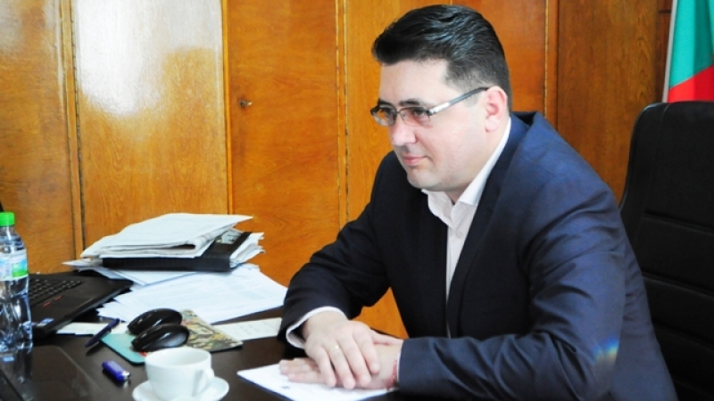 Скандалният секретар на президента избяга от София
