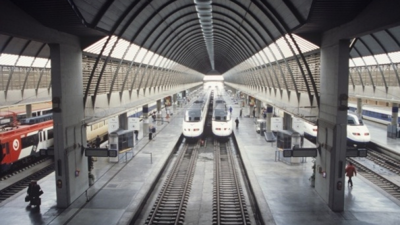 Влак отпътува с бебето на майка, слязла да пуши на гара във Франция