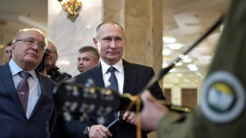 Вижте как Путин пее съветска песен за Космоса (ВИДЕО)