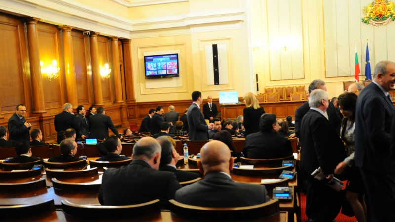 19 депутати-пенсионери в парламента с над 7 бона заплата (ГРАФИКИ)