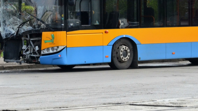 Сигнал до БЛИЦ! Автобус и тролей катастрофираха на 4-ти километър в София