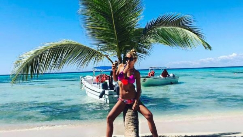 Венета Харизанова точи прелестите си в Доминикана, яхна палма (ГОРЕЩА СНИМКА 18+) 
