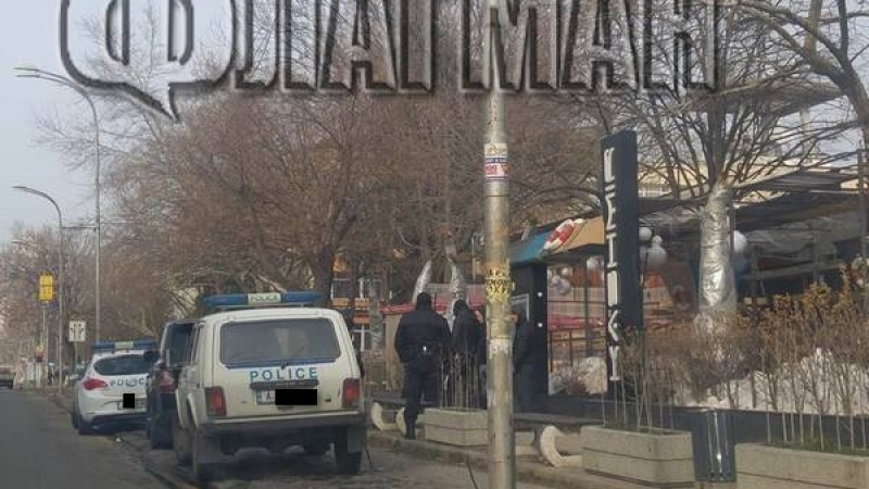 Полицаи с кучета нахлуха в култовия  бургаски бар "Кашмир" (СНИМКИ)