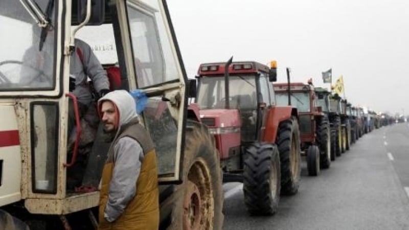 Полицията удържа фермерите преди българската граница, те се заканиха че ще я блокират с цената на всичко  