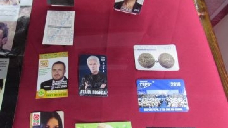 Политици „грейнаха“ в изложба с над 300 календара (СНИМКИ)
