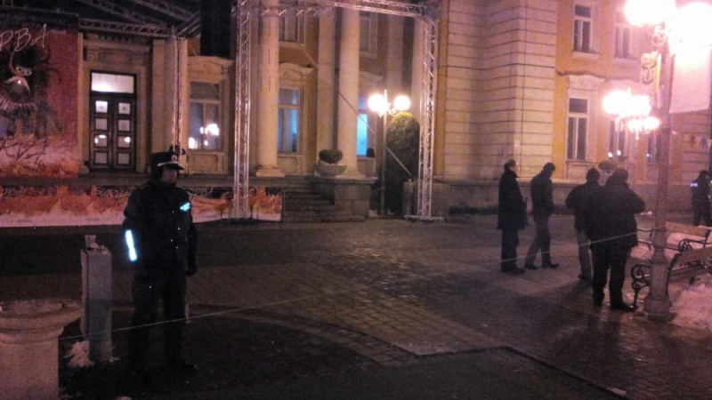 Нещо се случва в Перник! Полиция отцепи района около Двореца на културата (СНИМКИ)