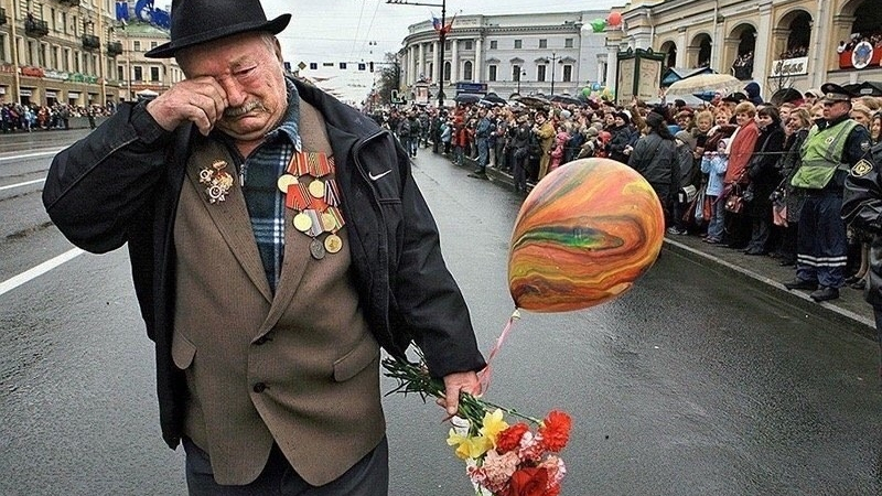 Покъртителни СНИМКИ на самотни ветерани от войната разплакаха мрежата 