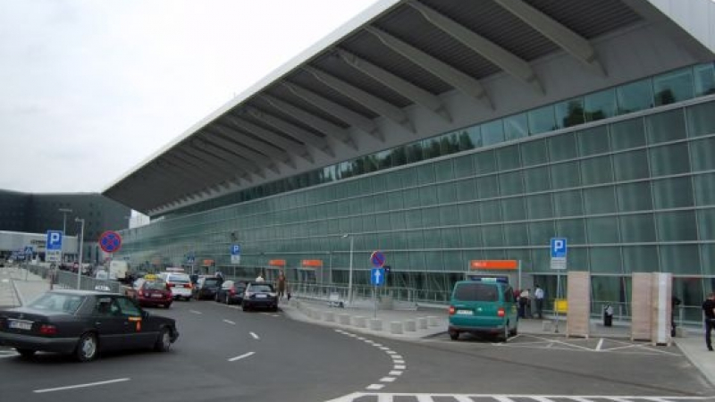 Сигнал до БЛИЦ! Катастрофа с италианска кола заприщи входа на терминал 2 на летище София