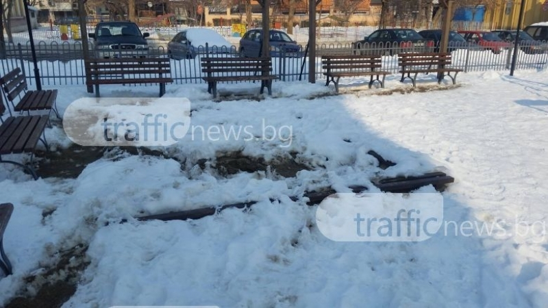 Взеха пясъка от детска площадка в Пловдив, за да го поръсят по леда (СНИМКИ)