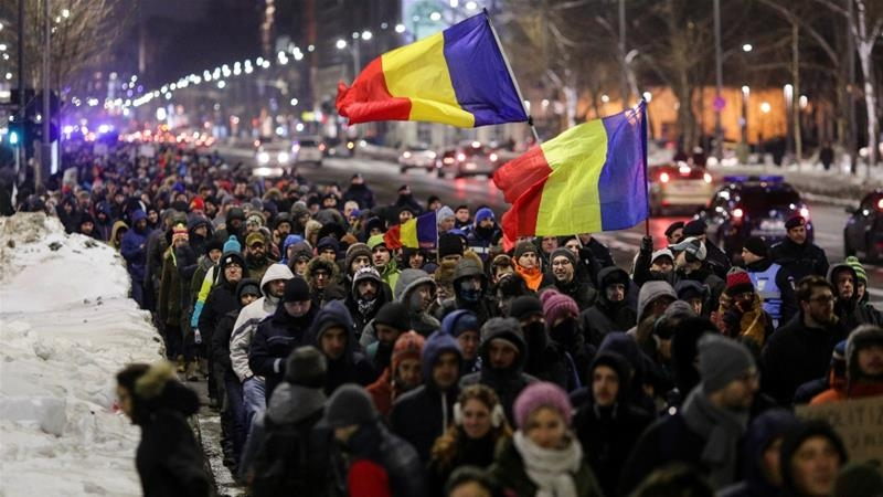 Протестите в Румъния продължават и през нощта