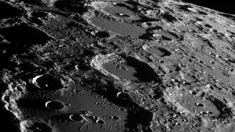 Армстронг леко докосва повърхността с левия си крак...Всъщност кацнаха ли наистина американците на Луната? (СНИМКИ)