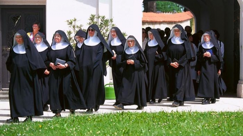 След разюздани оргии на разгонени бежанци с италиански монахини в манастир, 9 от девиците вече са бременни!
