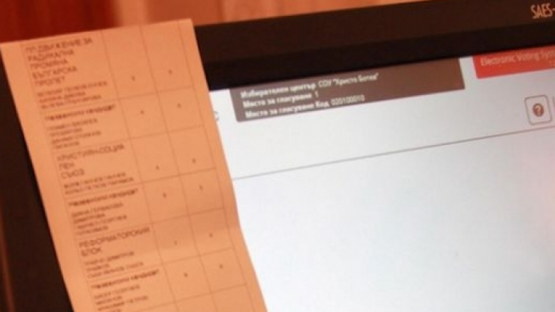 Сбиване на опашка на избирателна секция в Бурса за гласуване