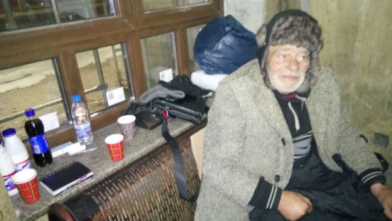 Бездомник си направи хотел Централ в чакалнята на гарата в Пловдив 