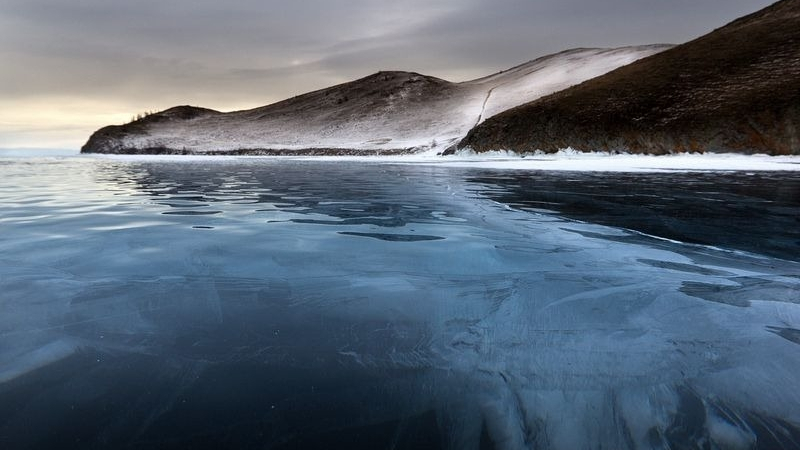 Вижте ледените вълни на "дишащото" езеро Байкал (ВИДЕО)
