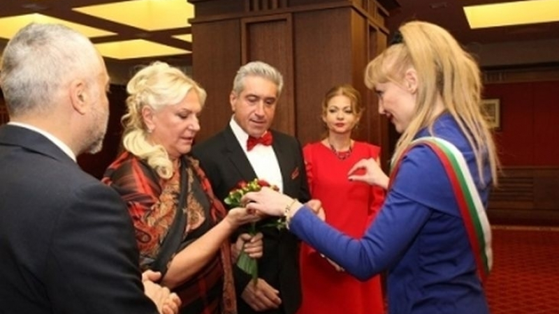 Сватбата на най-богатата българка направи много щастлив сина й Руши! Ето какви щедри подаръци получи певецът
