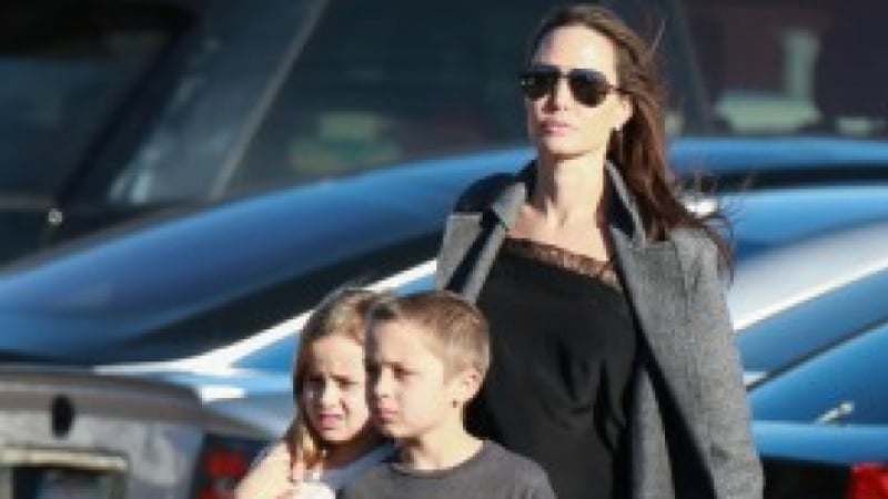 Анджелина Джоли на разходка с близнаците (СНИМКА)