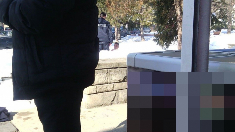 Само в БЛИЦ! Луд екшън в центъра на Сопот! Гол мъж седи в снега, полицаите се борят с него (СНИМКИ)