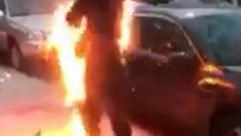 Шокираща гледка: Надрусан се подпали, разходи се спокойно като жива факла из Ню Йорк (ВИДЕО)